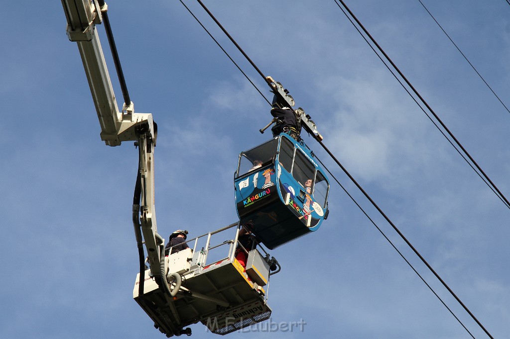 Koelner Seilbahn Gondel blieb haengen Koeln Linksrheinisch P583.JPG